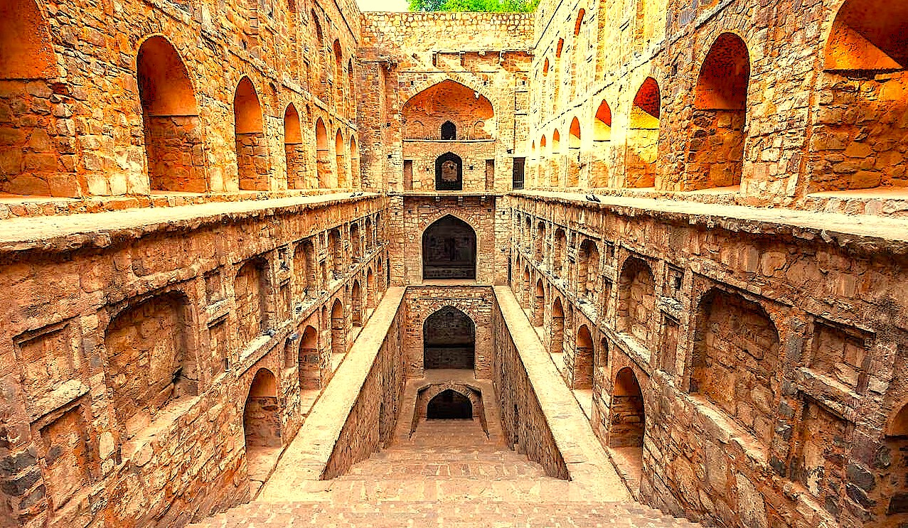 Explore Agrasen Ki Baoli in Delhi, India, a stunning ancient stepwell. This popular historic site is located near other key landmarks like the UNESCO Red Fort, Qutub Minar, and Humayun's Tomb, making it a must-see on your tour.