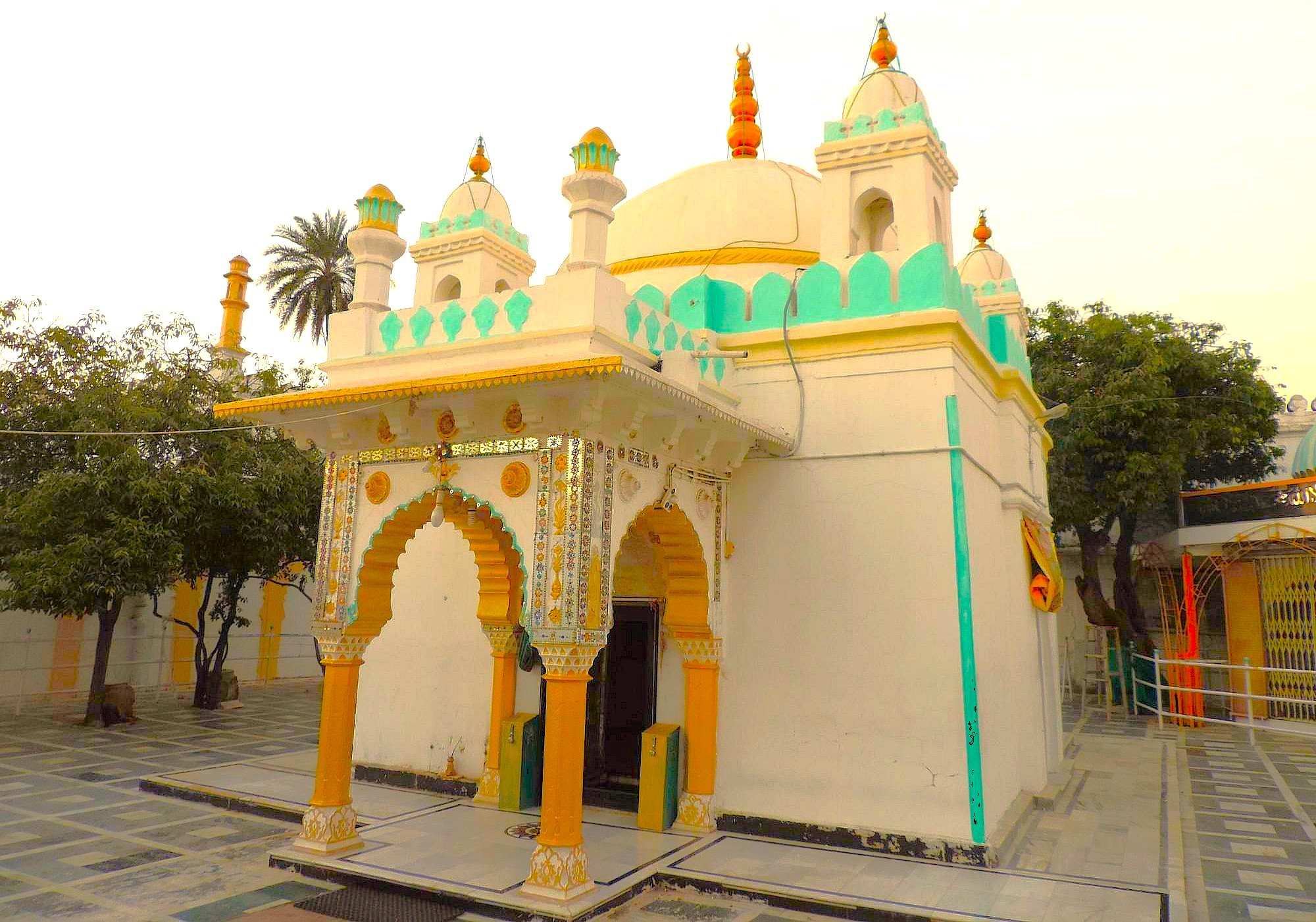 Alamgir Dargah in Aurangabad, Maharashtra, India, stands as a serene, richly detailed Sufi shrine, blending Mughal architecture with UNESCO-listed Elora and Ajanta Caves heritage, inviting spiritual reflection and cultural exploration.