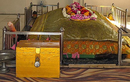 “Discover India’s UNESCO heritage in Aurangabad, Maharashtra, at the sacred Alamgir Dargah shrine, adorned with vibrant floral offerings, silver enclosure details, and ceremonial artifacts amid Ellora and Ajanta Caves pilgrimage traditions.”