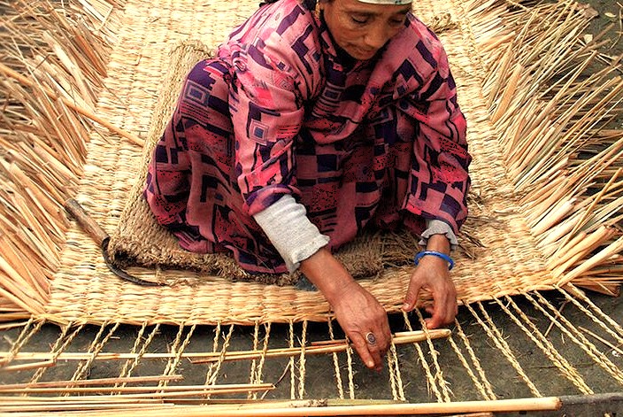 "Witness Kashmir's artisan culture through traditional weaving, then experience Srinagar’s Dal Lake sunset boat tours, saffron fields, cable car rides, Dachigam National Park, and the scenic railway through the lower Himalayas." "Witness Kashmir's artisan culture through traditional weaving, then experience Srinagar’s Dal Lake sunset boat tours, saffron fields, cable car rides, Dachigam National Park, and the scenic railway through the lower Himalayas."