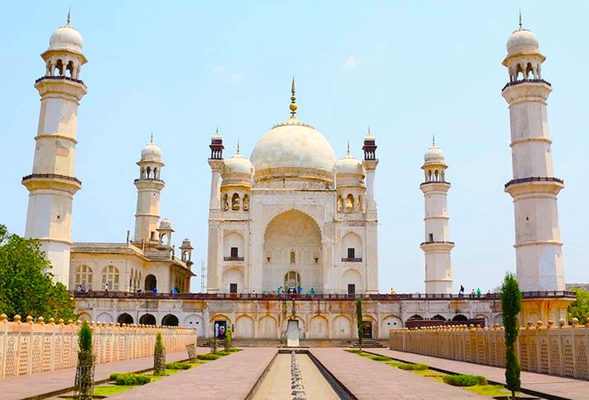 “Discover Bibi Ka Maqbara near Aurangabad, Maharashtra, India on a scenic Mumbai to Aurangabad railway tour journey to Ajanta and Elora Caves, UNESCO’s Elephanta Caves nearby, mausoleum architecture, historical marvel.”