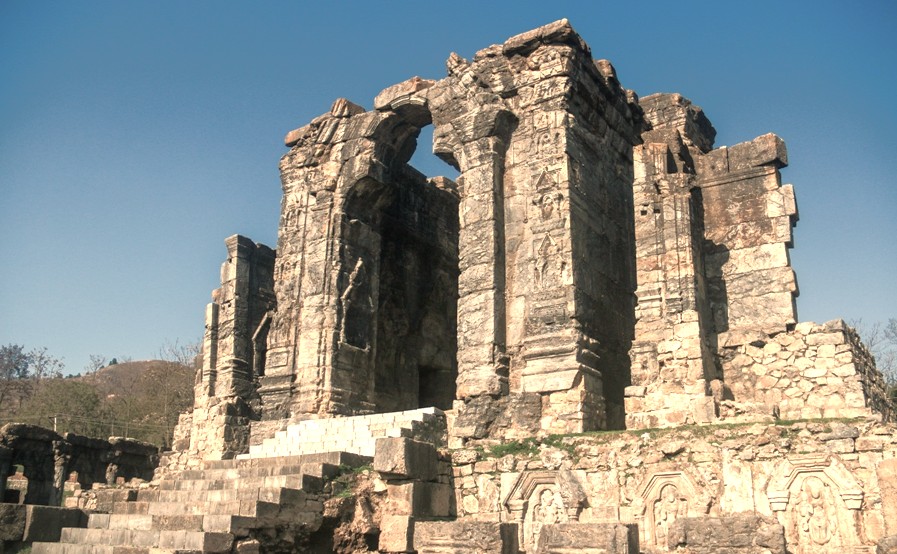 The ancient Awantipara Ruins serve as a majestic historic landmark on the route connecting Srinagar to Pahalgam, perfectly linking culture lovers to the scenic Betaab and Aru Valleys, the alpine vistas of Sinthan Top, and the wildlife sanctuary of Dachigam National Park. The ancient Awantipara Ruins serve as a majestic historic landmark on the route connecting Srinagar to Pahalgam, perfectly linking culture lovers to the scenic Betaab and Aru Valleys, the alpine vistas of Sinthan Top, and the wildlife sanctuary of Dachigam National Park.