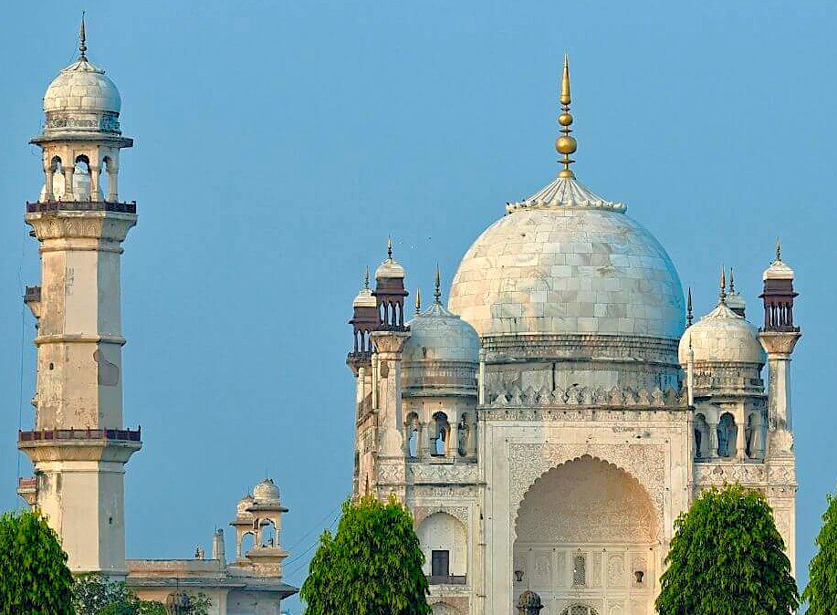 Discover India’s UNESCO heritage treasures in Maharashtra: the intricate rock-cut Ellora and Ajanta Caves near Aurangabad alongside the majestic white marble Bibi Ka Maqbara mausoleum, exemplifying historic Mughal-era architectural elegance.