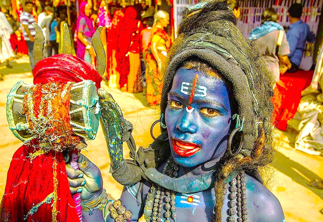 The people exude hospitality, making each encounter engaging. With a deep sense of pride in their heritage, the locals maintain customs and traditions passed down through generations. This community thrives on strong familial connections and a commitment to preserving their cultural practices, evident in their interactions, festivals, and daily routines. In markets and gatherings, the friendliness of the people is inviting. We notice the respect and camaraderie woven into everyday life. From sharing a simple chai to sayinh hello, these interactions reveal a community deeply rooted in its values.