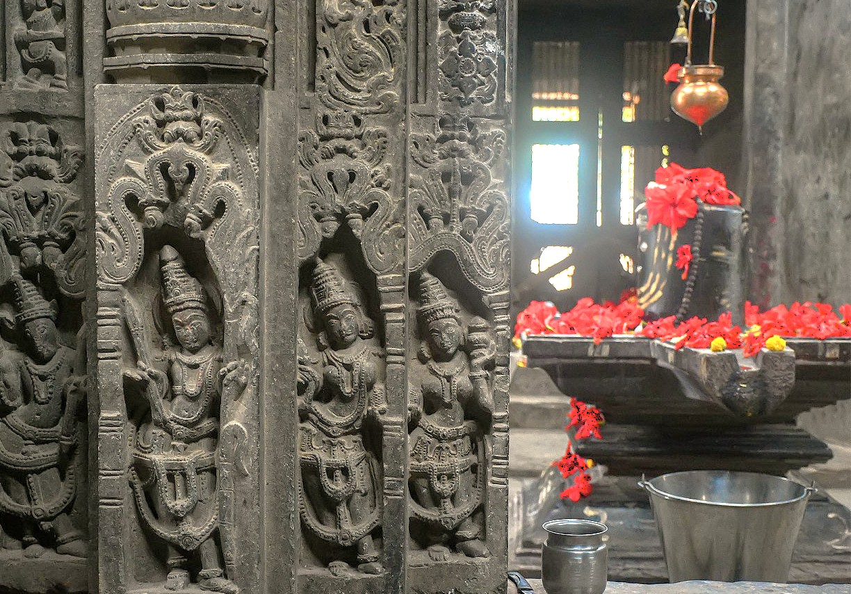 Intricate pillar carvings and a Shiva Linga with red flowers inside the Chandramouli Temple in Hubli, Karnataka, India, near Agadi Thota Village on the way to Old Goa Unesco churches. Intricate pillar carvings and a Shiva Linga with red flowers inside the Chandramouli Temple in Hubli, Karnataka, India, near Agadi Thota Village on the way to Old Goa Unesco churches.