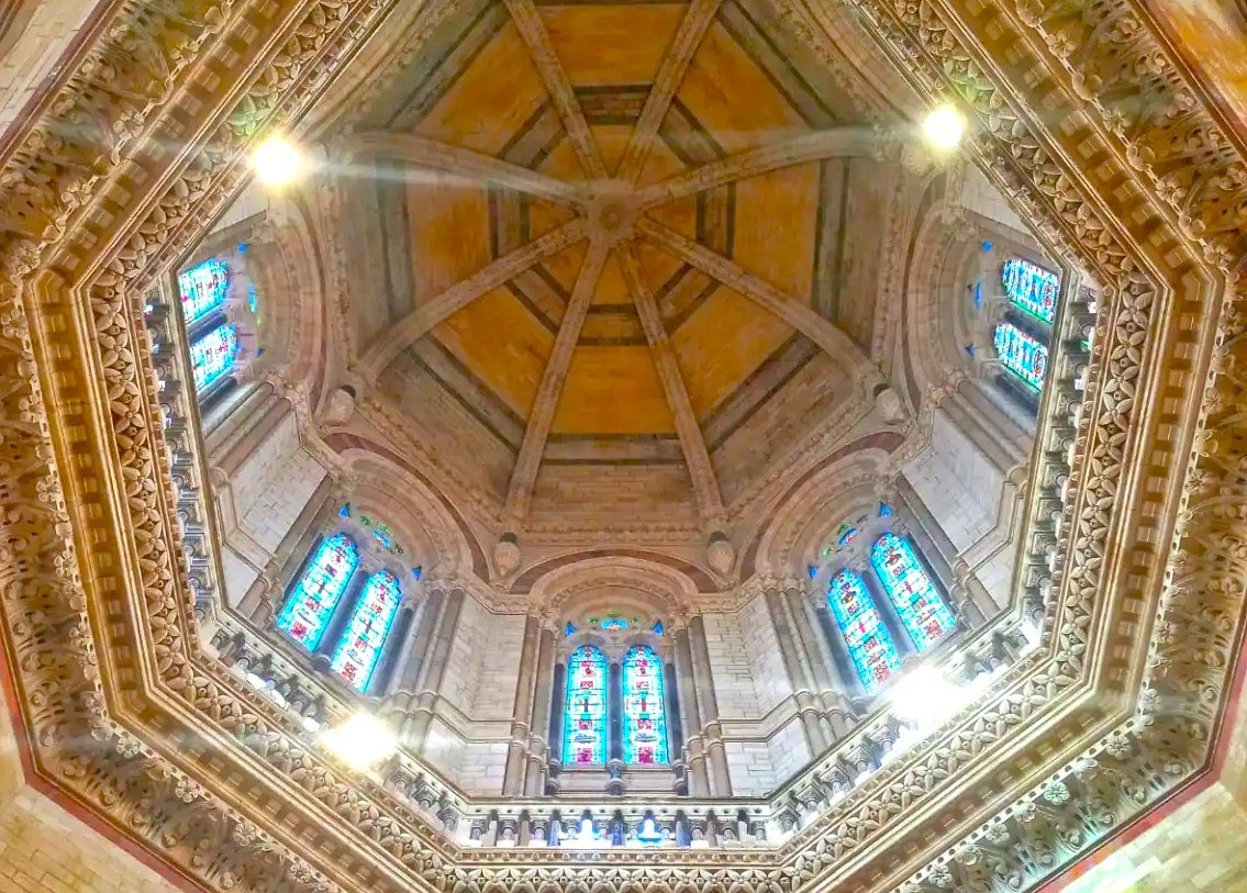 Wow, what an opportunity for photography, reflecting the unique aesthetic of this truly historic site! The combination of intricate stonework, majestic ceilings, and the station's bustling atmosphere creates a wonderfully vibrant backdrop for your most stunning images. The composition of flowing trains arriving and departing against the grand, ornate edifice makes for truly captivating photographs that capture the very essence of the travel experience. You will find countless little details - like the many ornate carvings and glow of stained glass - that add that perfect finishing touch. Wow, what an opportunity for photography, reflecting the unique aesthetic of this truly historic site! The combination of intricate stonework, majestic ceilings, and the station's bustling atmosphere creates a wonderfully vibrant backdrop for your most stunning images. The composition of flowing trains arriving and departing against the grand, ornate edifice makes for truly captivating photographs that capture the very essence of the travel experience. You will find countless little details - like the many ornate carvings and glow of stained glass - that add that perfect finishing touch.