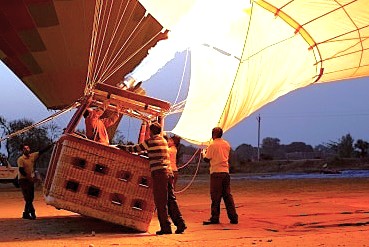 Delhi hot air ballooning offers a stunning sunrise adventure across India, a perfect contrast to the culture of Mumbai, Kerala, and Mysore, en route to the Taj Mahal-Unesco site.