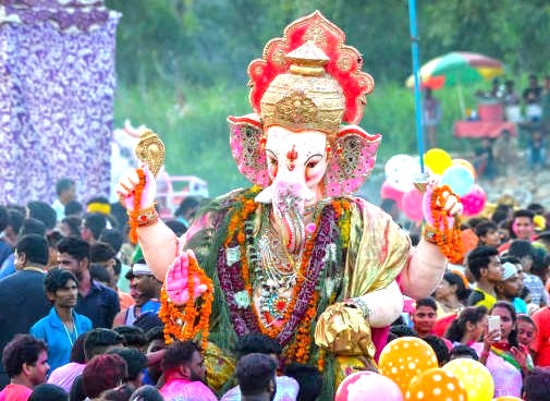 The Caves serve as a focal point during the annual Ganesha Chaturthi festival, which is celebrated in August or September. This festival honors Ganesha, the remover of obstacles and the god of new beginnings. During the festivities, locals and pilgrims gather at the caves, engaging in prayers and rituals dedicated to the deity. Preparations for the festival often include the installation of large Ganesh idols, which draw crowds to the area. Devotees bring offerings of flowers, fruits, and sweets to pay their respects. The Caves serve as a focal point during the annual Ganesha Chaturthi festival, which is celebrated in August or September. This festival honors Ganesha, the remover of obstacles and the god of new beginnings. During the festivities, locals and pilgrims gather at the caves, engaging in prayers and rituals dedicated to the deity. Preparations for the festival often include the installation of large Ganesh idols, which draw crowds to the area. Devotees bring offerings of flowers, fruits, and sweets to pay their respects.