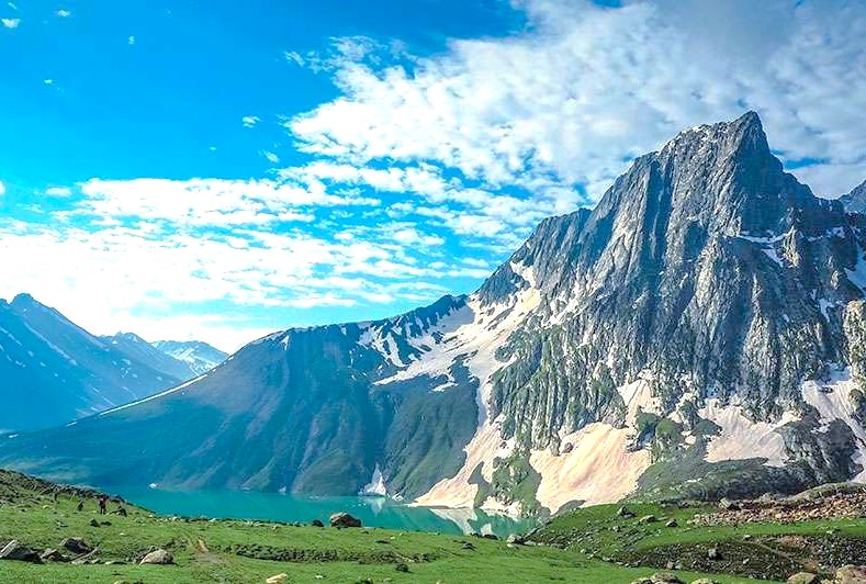 An incredible opportunity for photography enthusiasts. Picture the early morning mist rising from the lake, adorned with colorful flowers and fresh produce loaded onto shikaras. The play of light reflecting off the water creates stunning visuals, capturing the essence of a peaceful yet engaging atmosphere. Each moment becomes a frame-worthy photo, enticing everyone to snap pictures that tell a story of tradition, resilience, and beauty. The camera lens captures boatmen navigating narrow water channels between floating gardens with practiced ease. Photography works best during golden hour when sunlight bathes everything in warm tones. Locals often pause their activities allowing photographers to document their daily routines. The backdrop of mountains against the lake offers perfect composition for landscape shots. Various angles reveal different perspectives of the same scene throughout different times of day