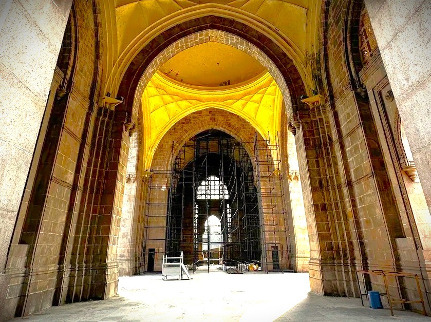 This icon offers a myriad of unique opportunities for photography. The majestic arch, framed by the Arabian Sea and the impressive Taj Mahal Palace, creates a wonderful landscape perfect for capturing memorable moments. Visitors flock here to seize the essence of Mumbai - from lively sunset views to tranquil dawns, each shot reflects the interplay of light and shadow playing upon the historic stonework. The bustle of boats in the harbor, the energy of the crowd provide a lively backdrop, every picture tells a story. Morning light bathes the yellow stone in golden hues while evening brings dramatic colors across the sky. This icon offers a myriad of unique opportunities for photography. The majestic arch, framed by the Arabian Sea and the impressive Taj Mahal Palace, creates a wonderful landscape perfect for capturing memorable moments. Visitors flock here to seize the essence of Mumbai - from lively sunset views to tranquil dawns, each shot reflects the interplay of light and shadow playing upon the historic stonework. The bustle of boats in the harbor, the energy of the crowd provide a lively backdrop, every picture tells a story. Morning light bathes the yellow stone in golden hues while evening brings dramatic colors across the sky.