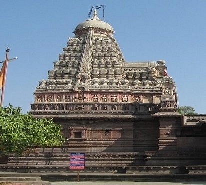 Pilgrims and history enthusiasts explore India’s Grishneshwar Temple in Aurangabad, Maharashtra, steps from UNESCO-listed Ellora and Ajanta Caves, marveling at authentic ancient carvings and the temple’s rich serene spiritual ambiance.