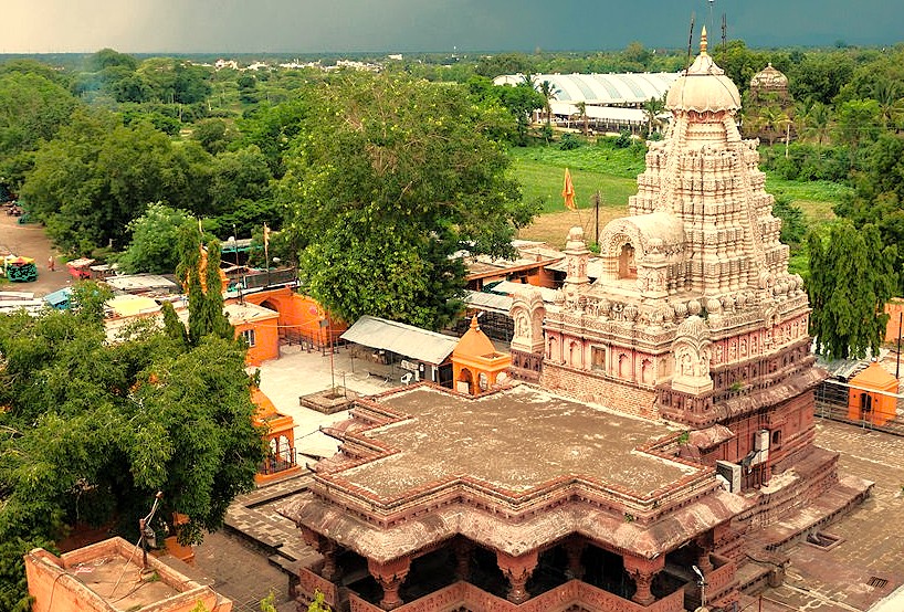 Visitors to India’s Maharashtra region marvel at the UNESCO-listed Ellora and Ajanta Caves near Aurangabad, while pilgrims flock to the historic Grishneshwar Temple for its sacred architecture and spiritual ambiance.