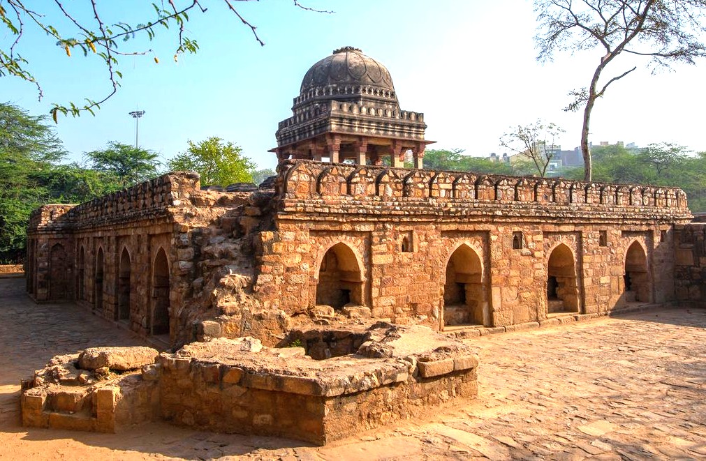 As we walk through the park, you will undoubtedly appreciate the intricate craftsmanship that adorned every structure. Starting in the 11th century, skilled artisans from various backgrounds contributed to the design and ornamentation of these monuments. By the time the Delhi Sultanate rose to prominence, techniques such as chhatris (elevated domed pavilions) became common, reflecting a blend of Hindu and Islamic influences. One of the most noteworthy elements is found in the Qutb Minar, where the fine detail of the stone carvings and the precision of the inlaid work illuminate the sophisticated artistry of the time. The patterns and motifs often depict geometric shapes and floral designs, showcasing an understanding of both style and symbolism. As we walk through the park, you will undoubtedly appreciate the intricate craftsmanship that adorned every structure. Starting in the 11th century, skilled artisans from various backgrounds contributed to the design and ornamentation of these monuments. By the time the Delhi Sultanate rose to prominence, techniques such as chhatris (elevated domed pavilions) became common, reflecting a blend of Hindu and Islamic influences. One of the most noteworthy elements is found in the Qutb Minar, where the fine detail of the stone carvings and the precision of the inlaid work illuminate the sophisticated artistry of the time. The patterns and motifs often depict geometric shapes and floral designs, showcasing an understanding of both style and symbolism.
