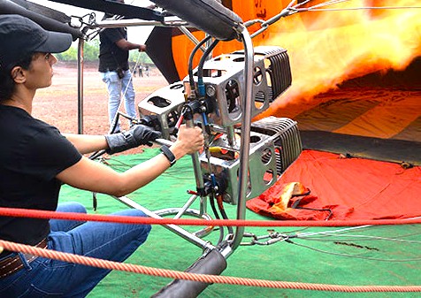 Experience an exhilarating hot air ballooning adventure over Jodhpur’s majestic Mehrangarh Fort and sprawling Thar Desert at sunrise, India Rajasthan’s premier aerial tour destination, capturing breathtaking panoramic cultural travel memories.