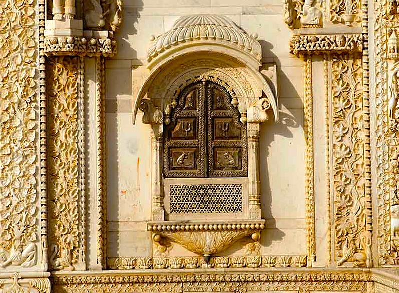 SEO-create a 30 word sentance-SEO high ranking key word Alt Text association - relationship - key words for the subject or nearby Key words-place-combine and create one sentance -include :-  India,  Rajasthan, near Unesco Jodhpu, Jaipur, Udaipur. Bikaner Karni Mata Rat Temple-sacred white rat