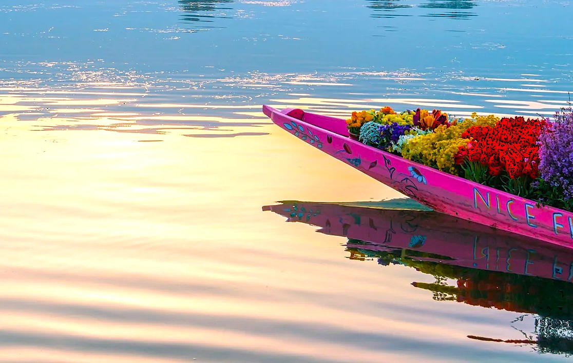 Experience traditional luxury in this intricately carved houseboat twin bed room in Srinagar, Kashmir. It's an ideal retreat after day trips to Pahalgam, Betaab Valley, Aru Valley, Sinthan Top, Dachigam National Park, and riding the famous Gulmarg Gondola.
