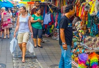 Lively Sunday market in Kodaikanal’s Palani Hills, Tamil Nadu, South India, featuring colorful stalls, diverse shoppers, local handicrafts and aromatic spices showcasing vibrant community culture.