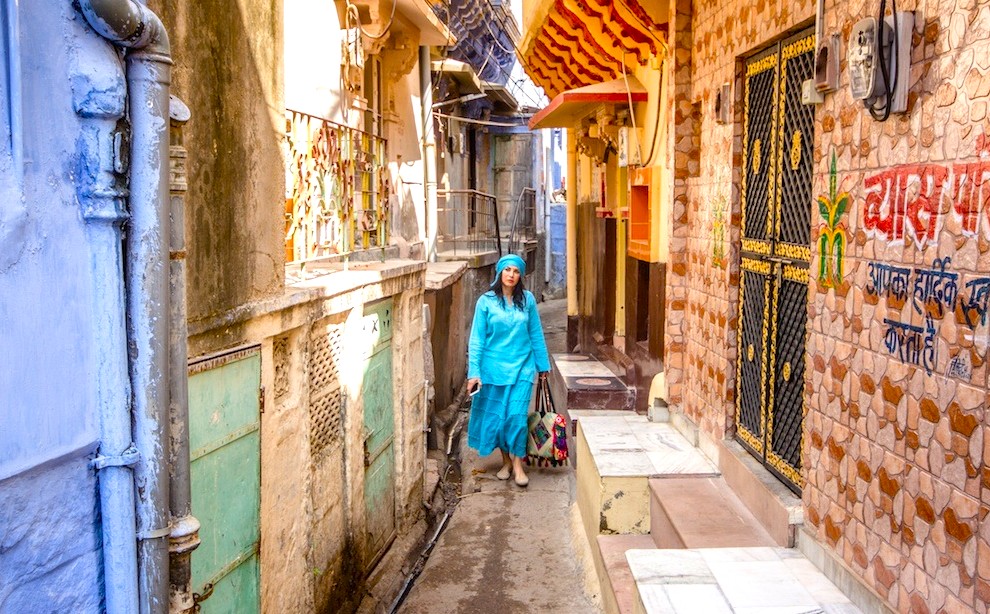 A colorful narrow alley in Jodhpur, Rajasthan, India, framed by historic stone walls reminiscent of Aravali Hills villages near Udaipur and Kumbhalgarh Fort, capturing authentic South Asian urban cultural charm. A colorful narrow alley in Jodhpur, Rajasthan, India, framed by historic stone walls reminiscent of Aravali Hills villages near Udaipur and Kumbhalgarh Fort, capturing authentic South Asian urban cultural charm.