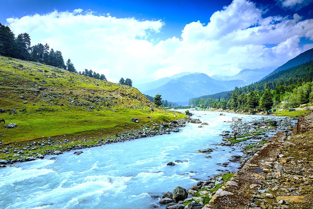 Turquoise Lidder River flowing through Pahalgam and Betaab Valley offers a stunning landscape near Aru Valley and Sinthan Top, serving as a central hub for travelers exploring Srinagar, the wildlife at Dachigam National Park, and the peaks of the Gulmarg Gondola Cable Car.