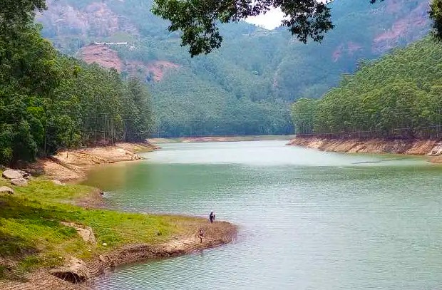 “Enjoy serene views of the lake at Munnar, Kerala, Southern India, with Maofa Chocolates picnic moments overlooking shimmering waters and rolling verdant mountain landscapes.” “Enjoy serene views of the lake at Munnar, Kerala, Southern India, with Maofa Chocolates picnic moments overlooking shimmering waters and rolling verdant mountain landscapes.”