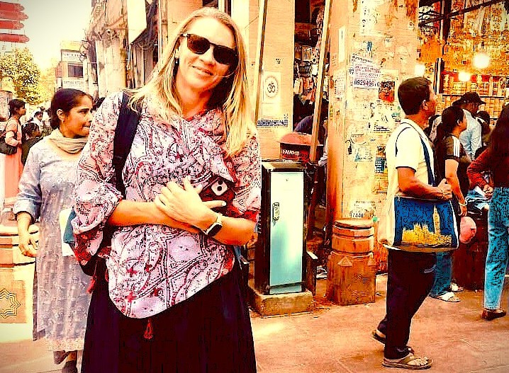 A smiling tourist explores the vibrant markets near the Marble Cottage in Agra, India, linking the cultural depth of the UNESCO Taj Mahal with the wildlife of Keoladeo National Park. A smiling tourist explores the vibrant markets near the Marble Cottage in Agra, India, linking the cultural depth of the UNESCO Taj Mahal with the wildlife of Keoladeo National Park.