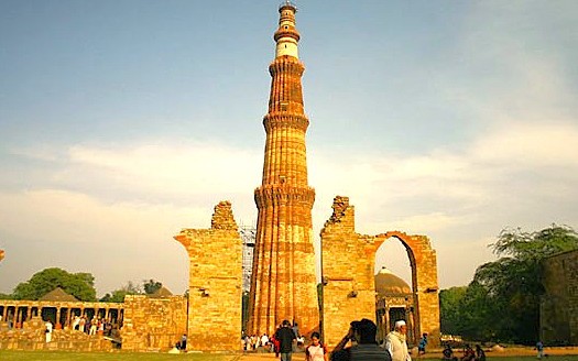 India's tallest brick minaret, Qutb Minar, is a spectacular UNESCO World Heritage Site in Delhi, offering historical sightseeing opportunities to see and do.