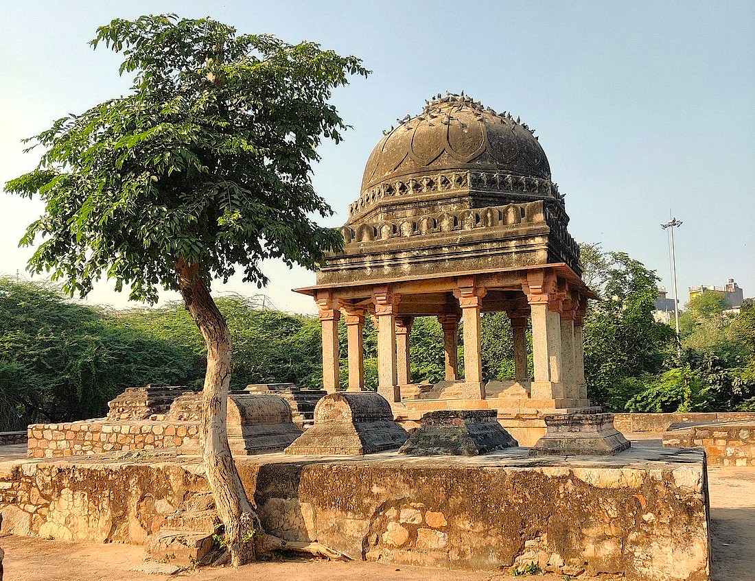 Visit the historic Agrasen Ki Baoli in Delhi, India, a famous ancient stepwell. This architectural marvel is located near other top UNESCO sites like the Red Fort, Qutub Minar, and Humayun's Tomb, offering a fantastic tour experience.