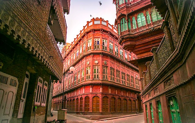 Colorful carved sandstone facades of Rampura Havelis Bikaner reflect Rajasthan’s rich heritage in India’s Thar Desert, showcasing ornate balconies, intricate jharokhas, traditional craftsmanship, and the region’s timeless historic architectural charm. Colorful carved sandstone facades of Rampura Havelis Bikaner reflect Rajasthan’s rich heritage in India’s Thar Desert, showcasing ornate balconies, intricate jharokhas, traditional craftsmanship, and the region’s timeless historic architectural charm.