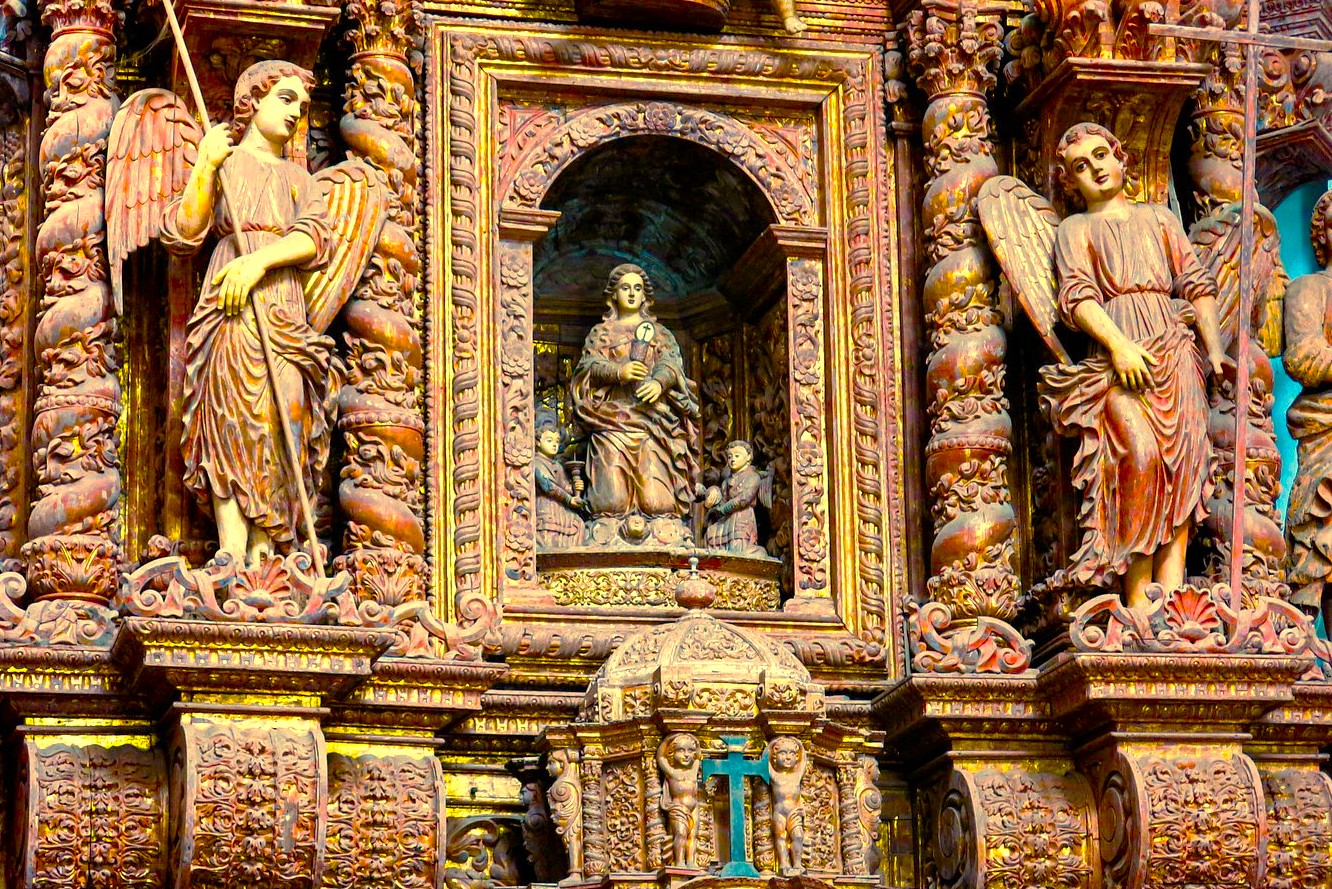 Discover the intricate, gilded wooden carvings and angelic statues on the stunning main altar inside the Church of Saint Cajetan, a key part of the Unesco churches in Old Goa, Goa, India. Discover the intricate, gilded wooden carvings and angelic statues on the stunning main altar inside the Church of Saint Cajetan, a key part of the Unesco churches in Old Goa, Goa, India.