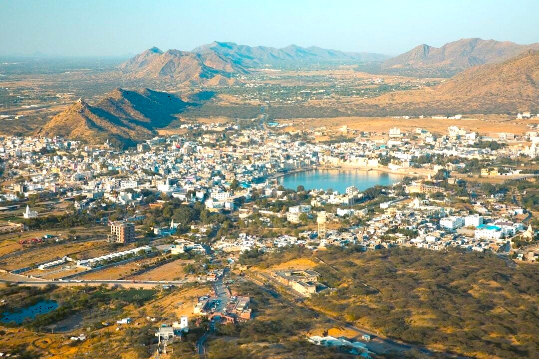 Cable car glides along Savitri Temple Rope Way in Pushka, Rajasthan, India, showcasing historic Ajmer’s hills between Jaipur and Agra and guiding visitors toward the iconic Taj Mahal pilgrimage destination.
