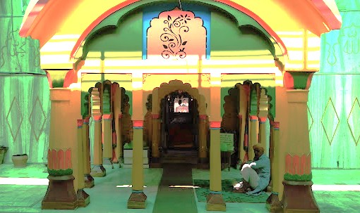 Discover India’s UNESCO wonders—Ellora and Ajanta Caves in Maharashtra’s Aurangabad—before exploring the spiritual serenity of Shahganj Dargah, a vibrant ornate heritage shrine reflecting centuries of cultural Islamic art and devotion.