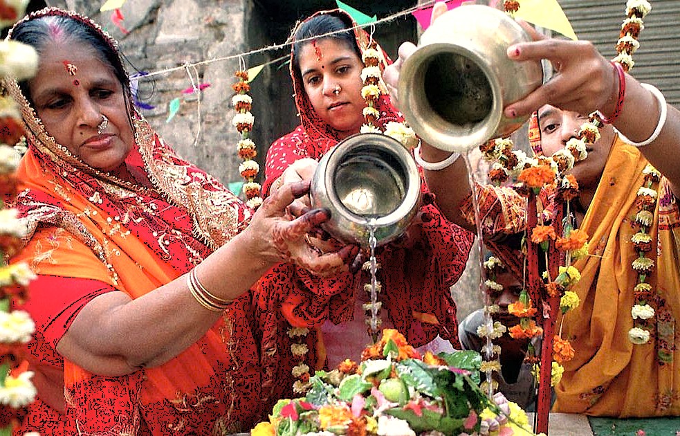 Women perform a Hindu ritual with water, reflecting the spiritual devotion practiced near high-altitude sites like Sinthan Top and Shankaracharya Hill in Kashmir-India, the UNESCO City of Arts.