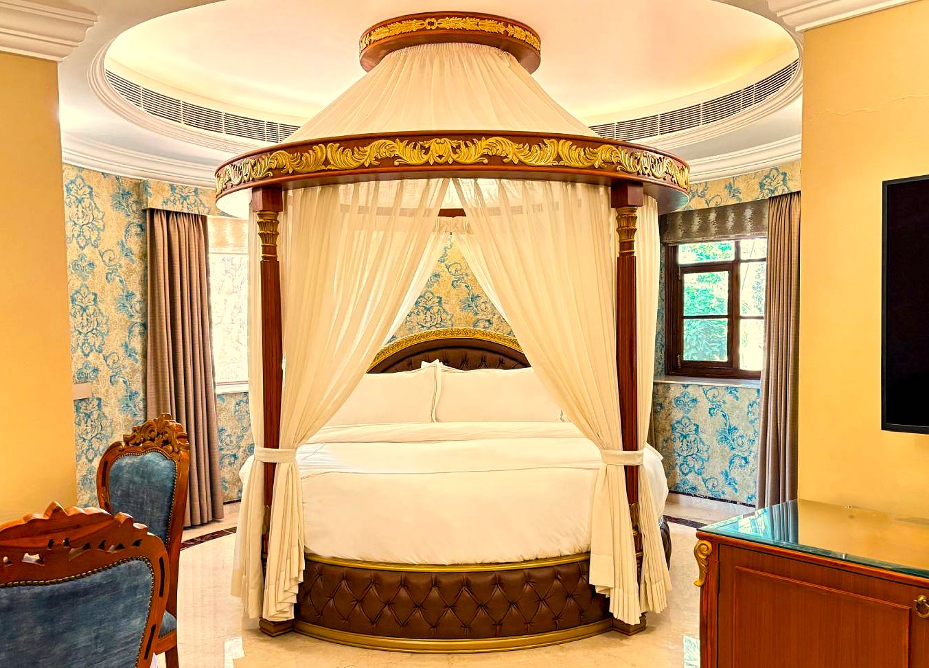 "Modern interior of a premium luxury hotel room in India featuring a plush king bed and wooden floors, illustrating the higher standard available when comparing the cost of different tour types." "Modern interior of a premium luxury hotel room in India featuring a plush king bed and wooden floors, illustrating the higher standard available when comparing the cost of different tour types."